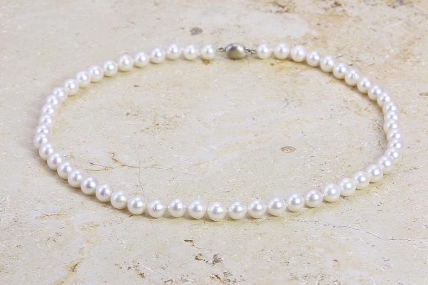 Akoya-Perlenkette mit Weißgoldschloss